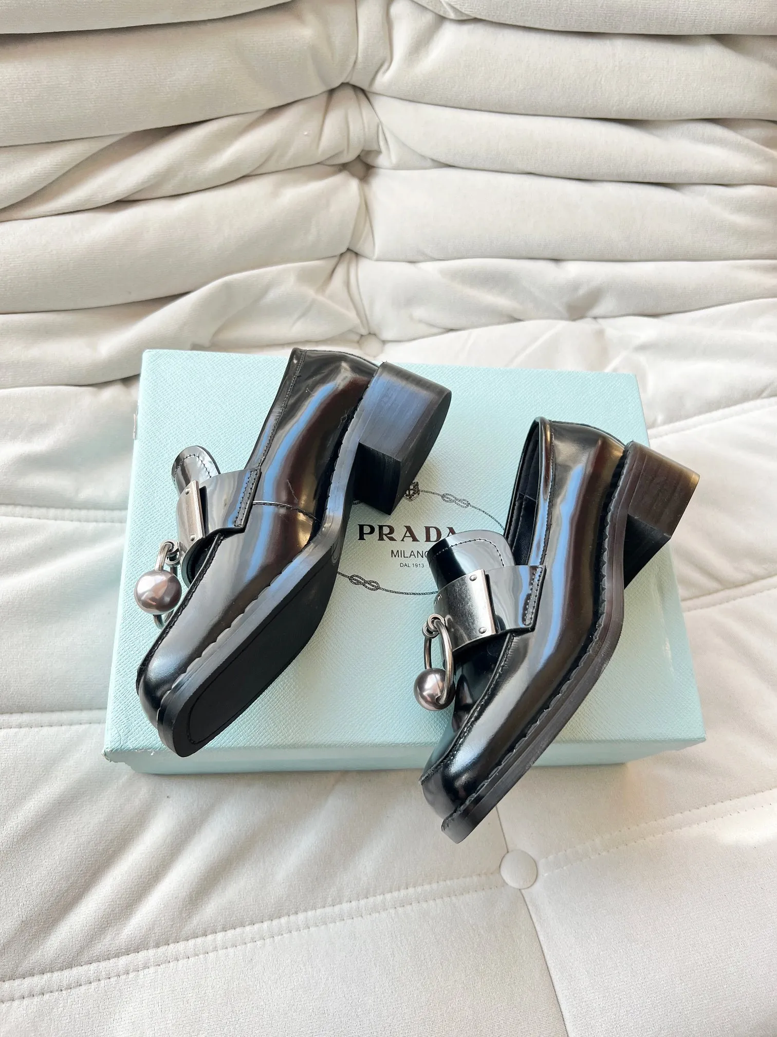 👟👟Ex-factory price 560👟👟 Prada’s new spring and summer women’s clothing｜Absolutely beautiful🥰Exception! Extra number! Anita will continue to update the latest SS25 catwalk pre-sale models, with novel logos as soul mates. Full of fun ~ Adhering to the trend-setting vane, you must believe in Prada's ability to capture fashion. 35-42 yards
